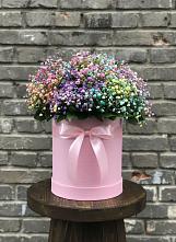 Цветочная композиция из Гипсофила и Розы в шляпной коробке в Октябрьском Оренбургская область
