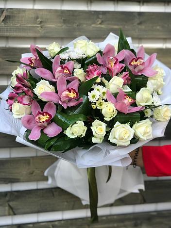 Букет цветов из: Розы и Хризантемы в Октябрьском Оренбургская область