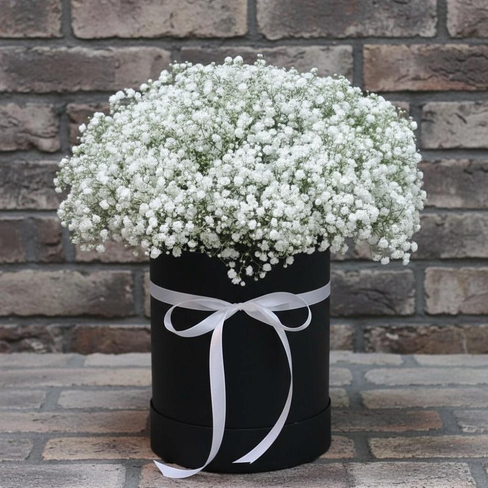 Цветочная композиция из Гипсофила в шляпной коробке в Октябрьском Оренбургская область