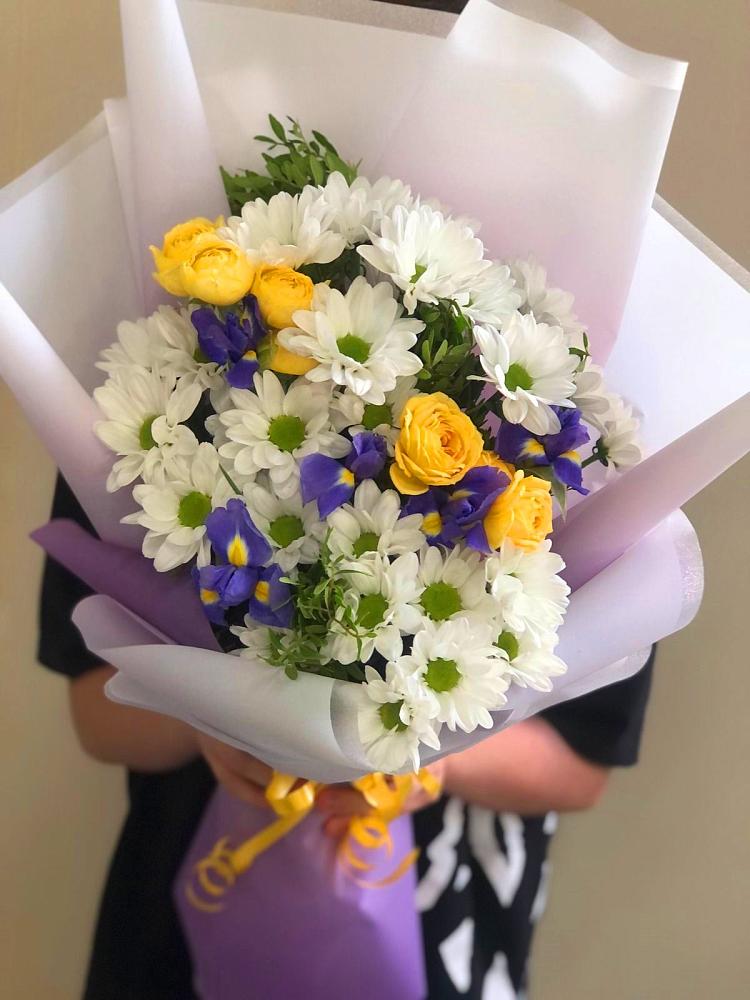 Букет цветов из: Ирисы, Хризантемы и Розы в Октябрьском Оренбургская область