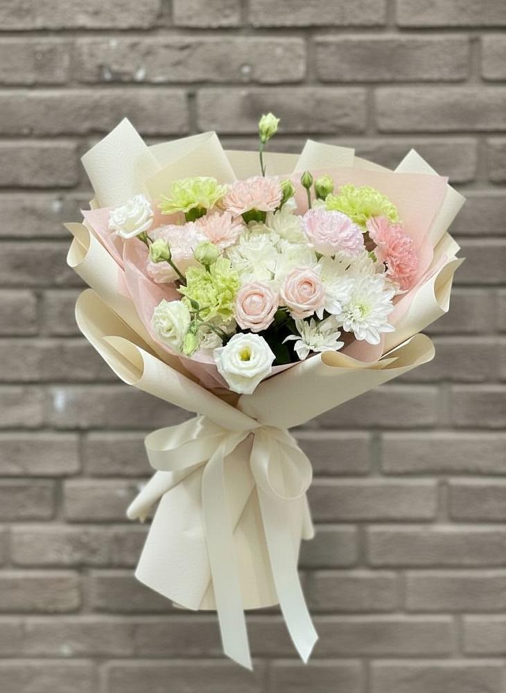 Букет цветов из: Гвоздики, Розы, Лизиантусы и Хризантемы в Октябрьском Оренбургская область