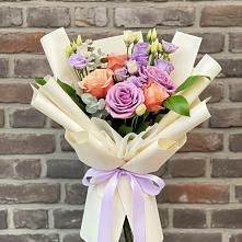 Букет цветов из:  Лизиантусы и Розы в Октябрьском Оренбургская область