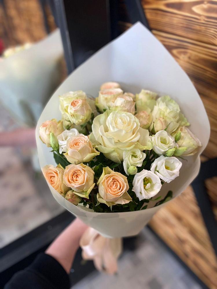 Букет цветов из: Розы и Лизиантусы в Октябрьском Оренбургская область